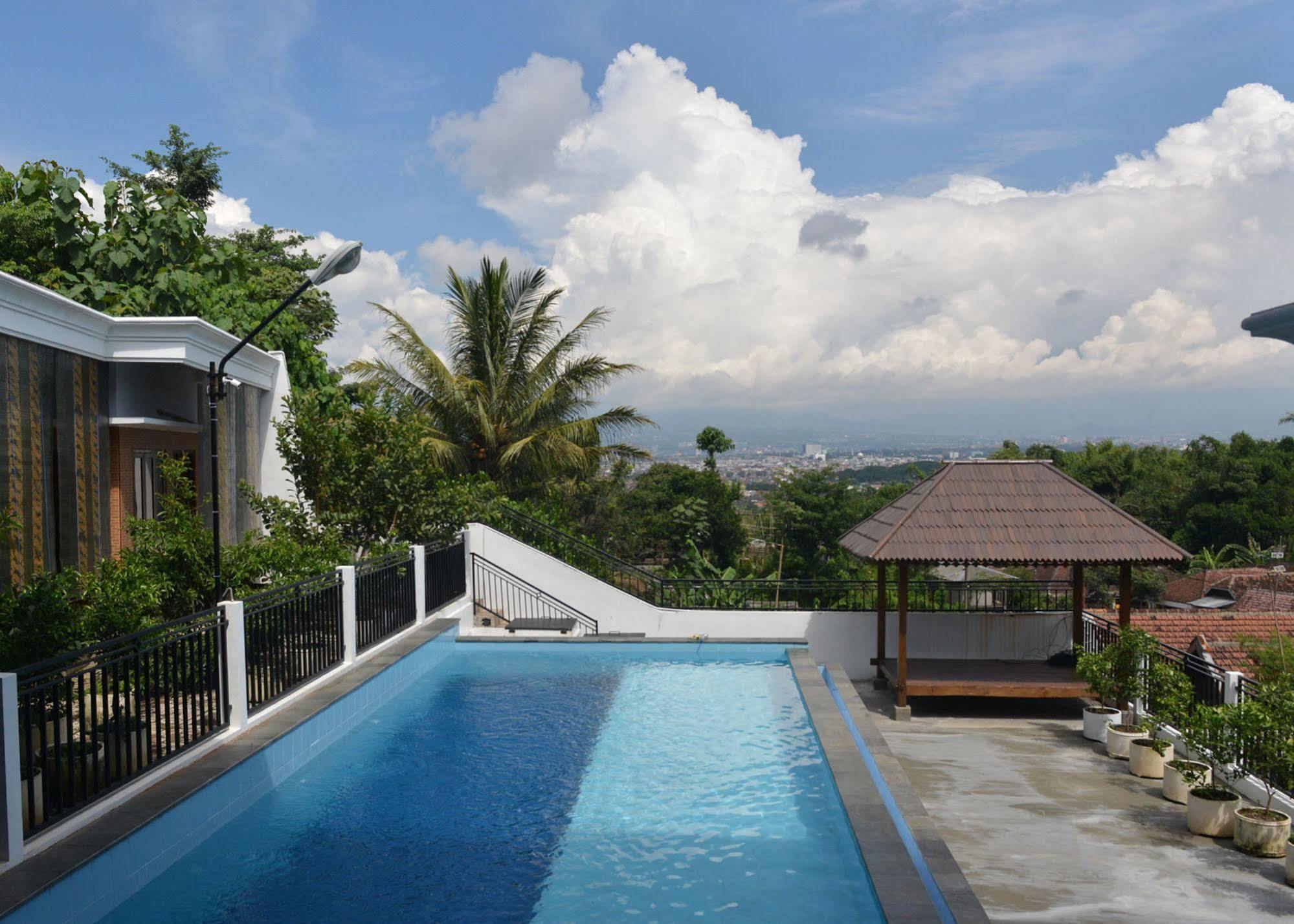 Malang Hill Syariah Redpartner Hotell Exteriör bild