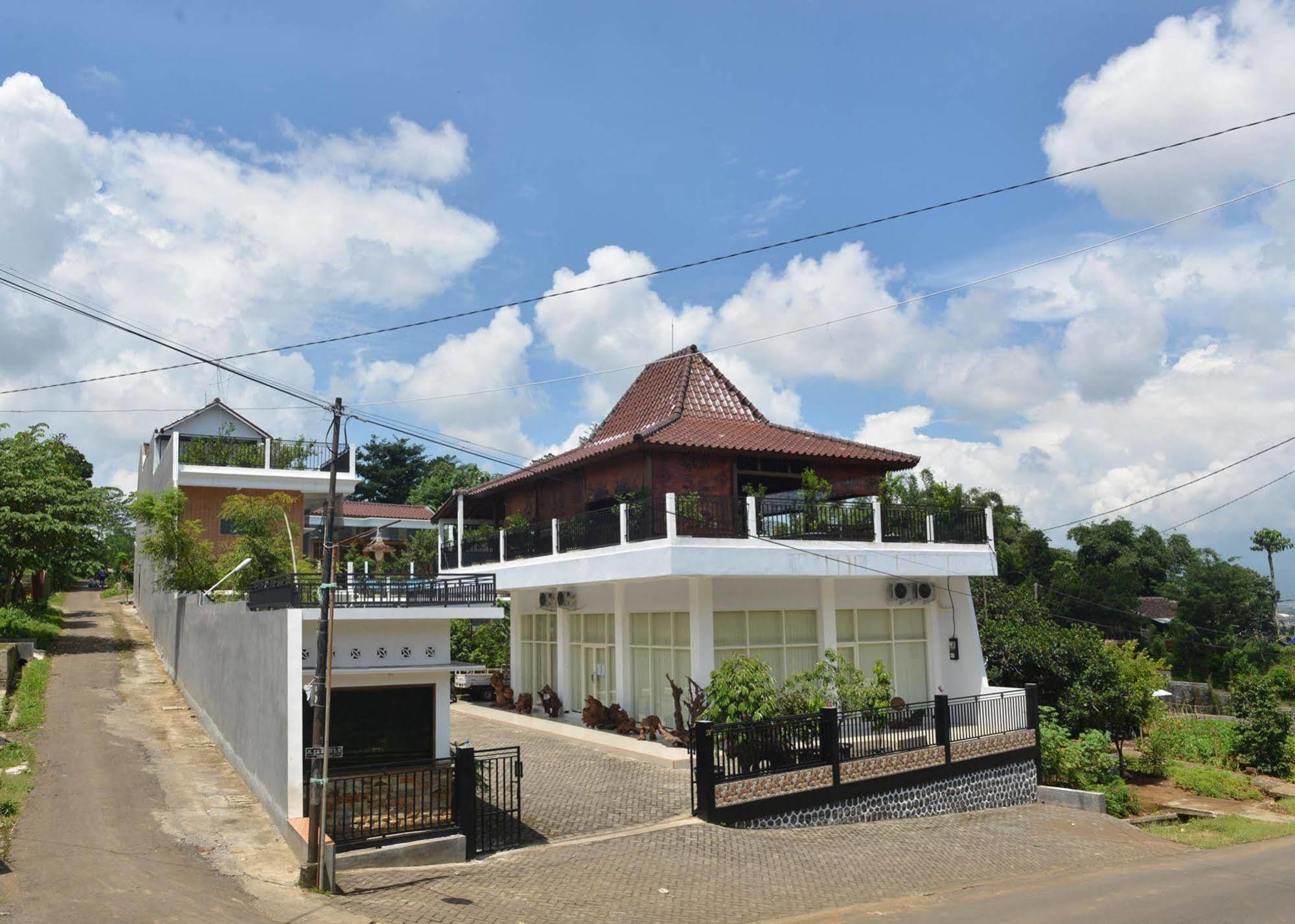 Malang Hill Syariah Redpartner Hotell Exteriör bild